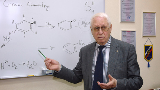 Олег Чупахин прошел путь от инженера-исследователя до заведующего кафедрой органической и биомолекулярной химии УрФУ