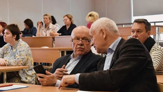 Профессора Борис Лозовский и Владимир Олешко во время одной из секций конференции