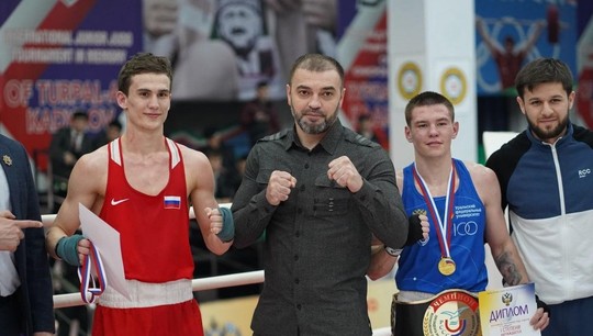 Евгений Ляшков (на фото второй справа) также выполнил норматив мастера спорта