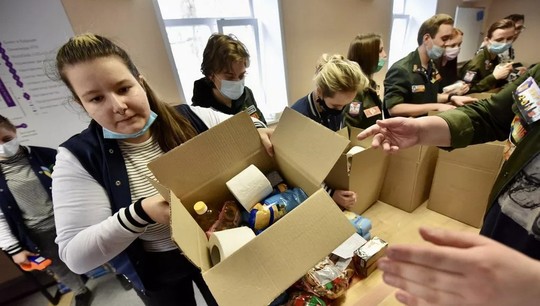Всего добровольцы сформировали 400 наборов для семей из Донбасса