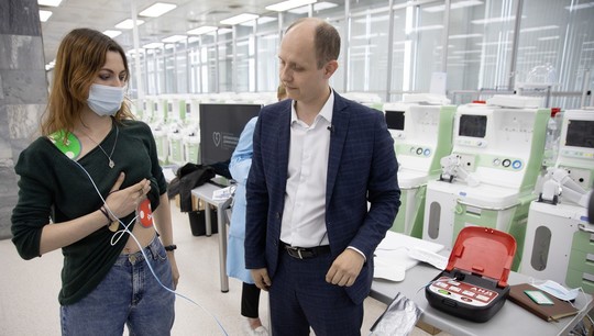 Реанимировать с помощью дефибрилляторов АНД А15 может любой человек, уверен Алексей Чупов (на фото справа)