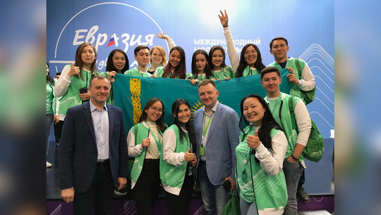 Никита Буянов (на фото справа по центру) стал представителем Уральского федерального университета