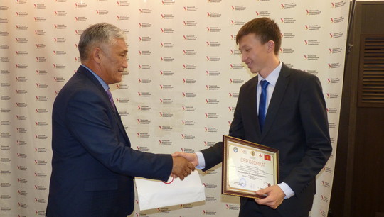 Бекберди Назарканов (на фото справа) получил сертификат из рук Сагынбека Абдрахманова (слева)