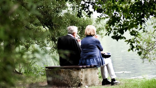Материальные факторы почти не влияют на удовлетворенность жизнью у пожилых людей