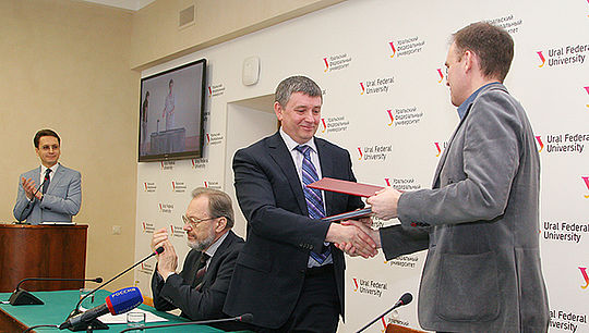 Партнерство университет и «СКБ Контур» скрепили договором. Фото: Александра Хлопотова