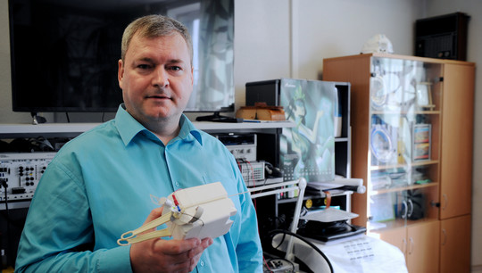 Прототип устройства — в руках разработчика Олега Плохих — находится в ИРИТ-РтФ