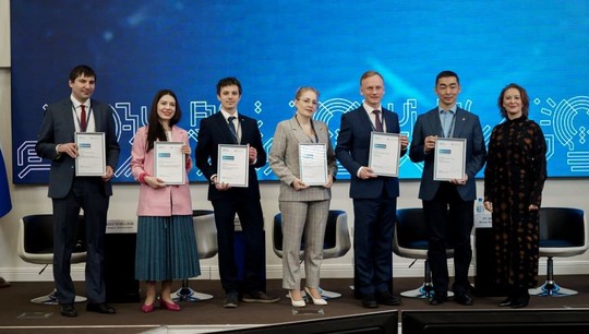 Анна Зорина (в центре) лично получила диплом финалиста конкурса