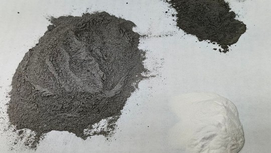 Слева расположена угольная зола, а справа — полученный из нее глинозем и твердый остаток