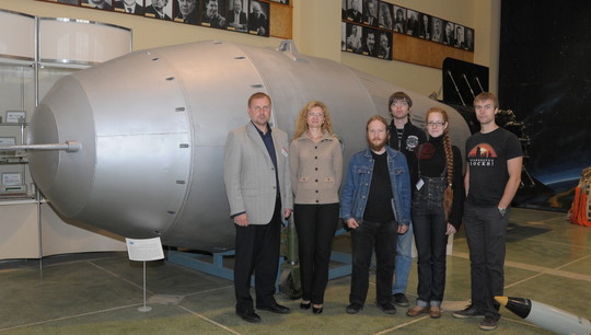 Анна Воронина (вторая слева) с коллегами в музее ядерного оружия
