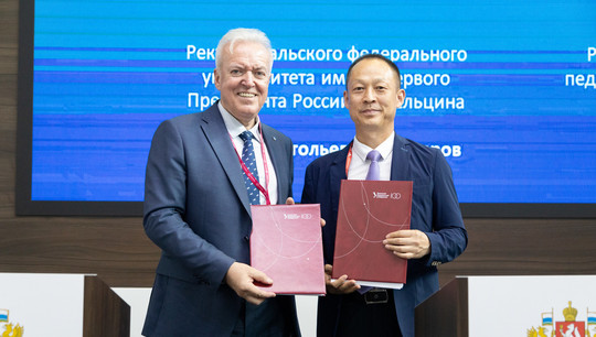 Соглашение подписали Дмитрий Бугров и Ли Чуньцзян