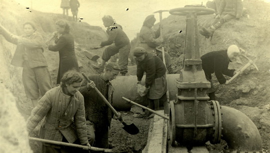 Студенты монтируют колодец для задвижек при строительстве водопровода во Втузгородке в 1943 году
