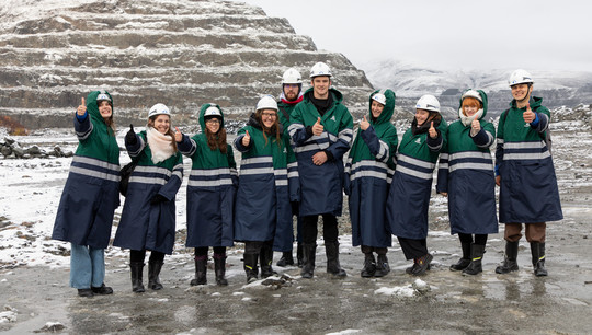 Екатерина Сатонина (на фото — крайняя слева) выиграла с проектом беспилотников для мониторинга экологической ситуации в Арктике