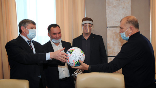Президент футбольного клуба «Урал» Григорий Иванов (на фото справа) передал в университет мяч с автографами игроков