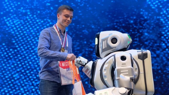 Победитель компетенции "Промышленная робототехника" Тимофей Кормин набрал 530 баллов