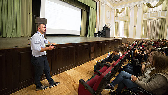 Председатель союза студентов Аслан Кагиев отвечал на вопросы первокурсников во время встреч в институтах. Фото: Илья Сафаров