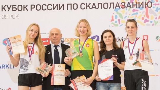 Елизавета Иванова (в центре) принесла Свердловской области первую за 10 лет медаль