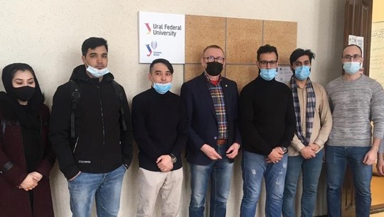 Сергей Тушин (в центре) рассказал иностранным студентам, как поставить прививку от коронавируса в медсанчасти УрФ