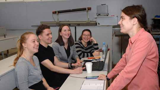 Виктория Дихорь (справа) показывает студентам упражнения на эмоциональный интеллект