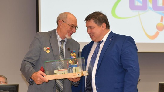 Заведующему кафедрой Сергею Щеклеину директор Белоярской АЭС передал макет энергоблока БН-800