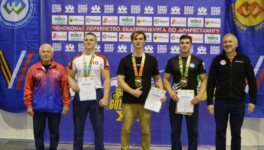 Валерий Филин (крайний слева) и Дмитрий Лучинин (второй слева) на соревнованиях в «Екатеринбург-Экспо»