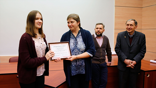 Студентка-математик ИЕНиМ Анна Ханова (слева) планирует потратить стипендию на поездки на научные конференции. Фото: Илья Сафаров