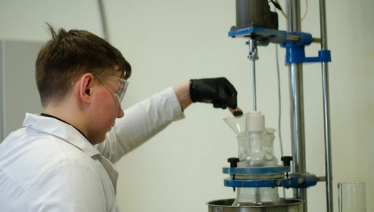 Студенты и аспирант проводят исследования в лабораториях ИНМТ